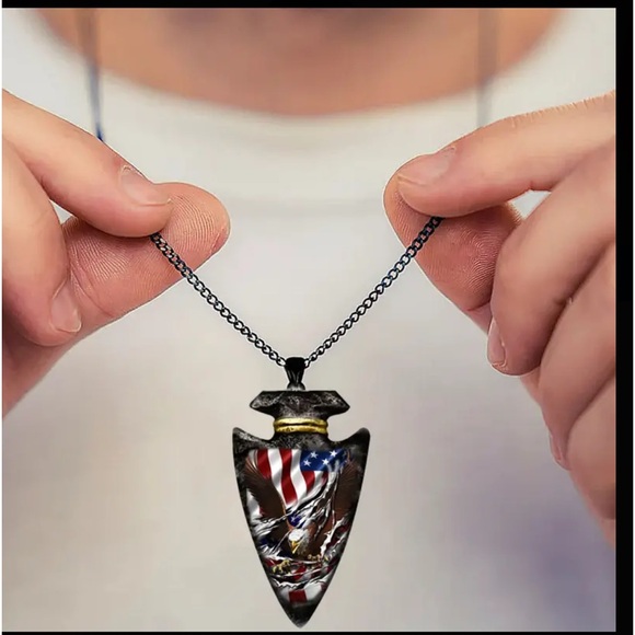 Patriotic USA American Flag and Eagle Arrowhead Design Black Unisex Necklace - Picture 4 of 7